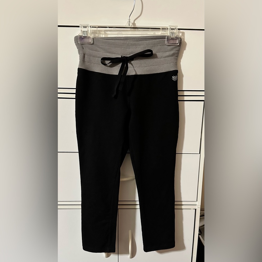 Forever 21 Black and Gray Cropped Leggings
